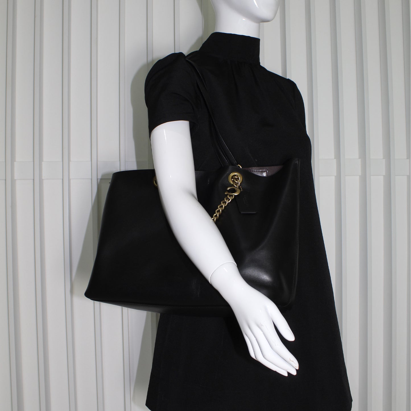 Coach Signature Chain Tote with dustbag