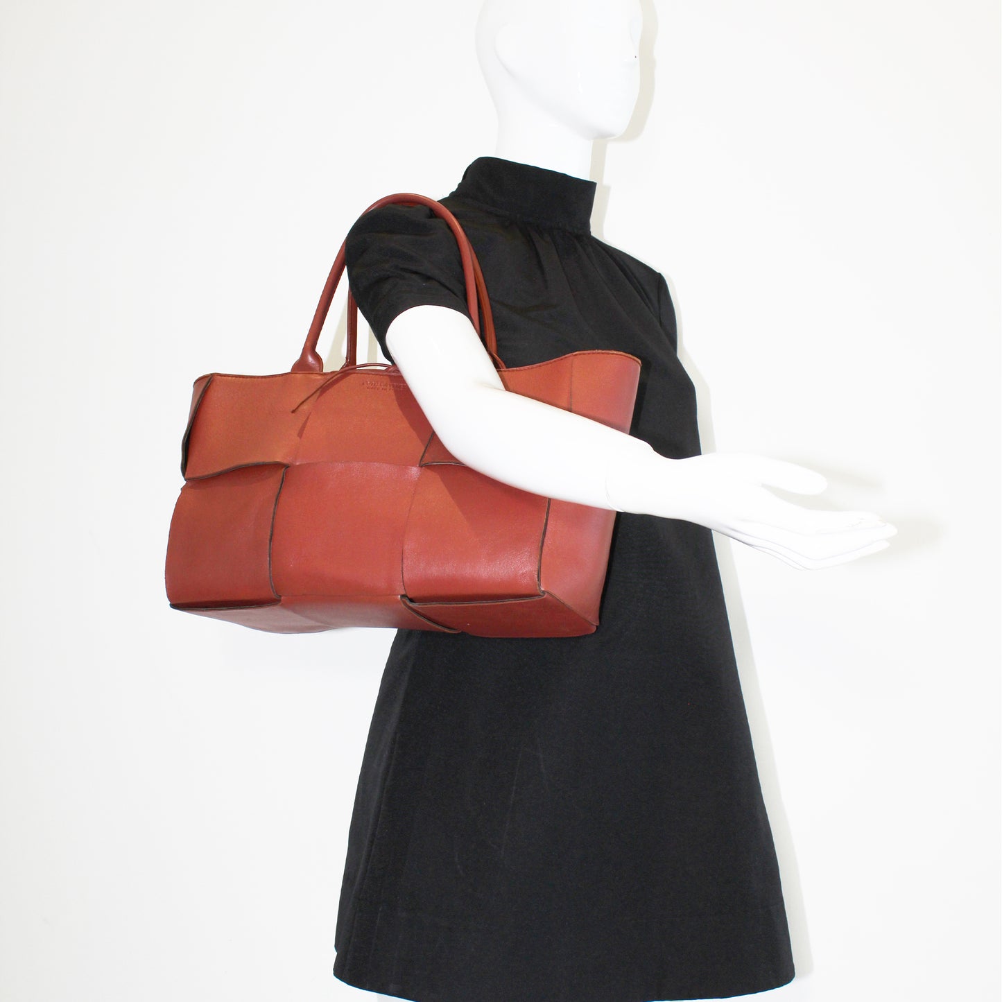 Bottega Veneta Arco Tote color brick